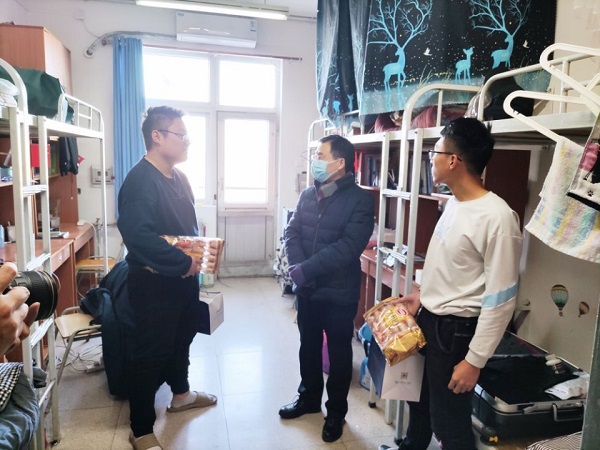 领导走访留校学生宿舍.jpg